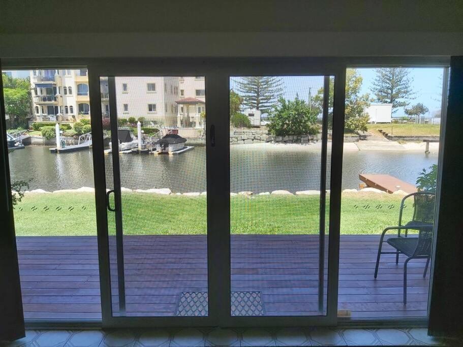 Broadwater Canal Frontage-runaway Bay-boat Ramp * Gold Coast