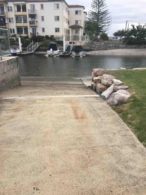 Broadwater Canal Frontage-runaway Bay-boat Ramp Apartment *