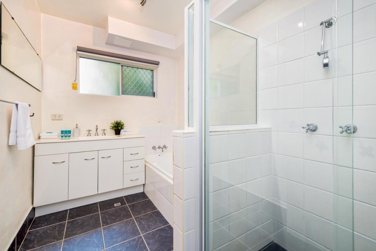 Broadwater Canal Frontage-runaway Bay-boat Ramp Apartment *